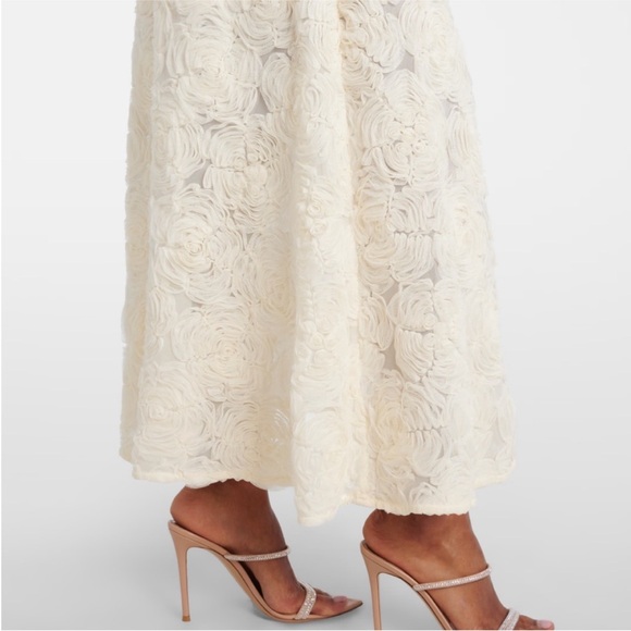 Elegant Cream Maxi Dress - Picture 4 of 5